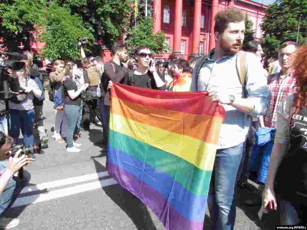 В числе участников "Марша равенства" были представители дипломатических миссий, европейских институтов и общественных организаций, украинские политики