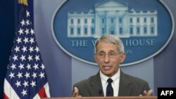 آقای فاوچی بارها خواستار اجرای اصل فاصلهگیری فیزیکی مردم از یکدیگر در برهه کنونی شده است.