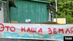 Жители говорят, что сами были инициаторами схода и ждали помощи от общественности - а власти пытаются всё представить в другом свете