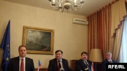 Генеральні консули (зліва направо): Давід Павліта (Чехії – у Львові), Вілмош Сіклаварі (Угорщини – в Ужгороді), Йожеф Бачкаі (Угорщини – в Береговому), Маріан Сладічек (Словаччини – в Ужгороді)