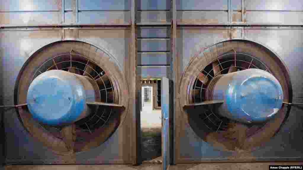 Ventilatori unutar stanice metroa u Pragu. "Mnogi stanovnici će napustiti Prag prije nego što počne oružani sukob", predviđa portparol praške gradske saobraćajne kompanije.  