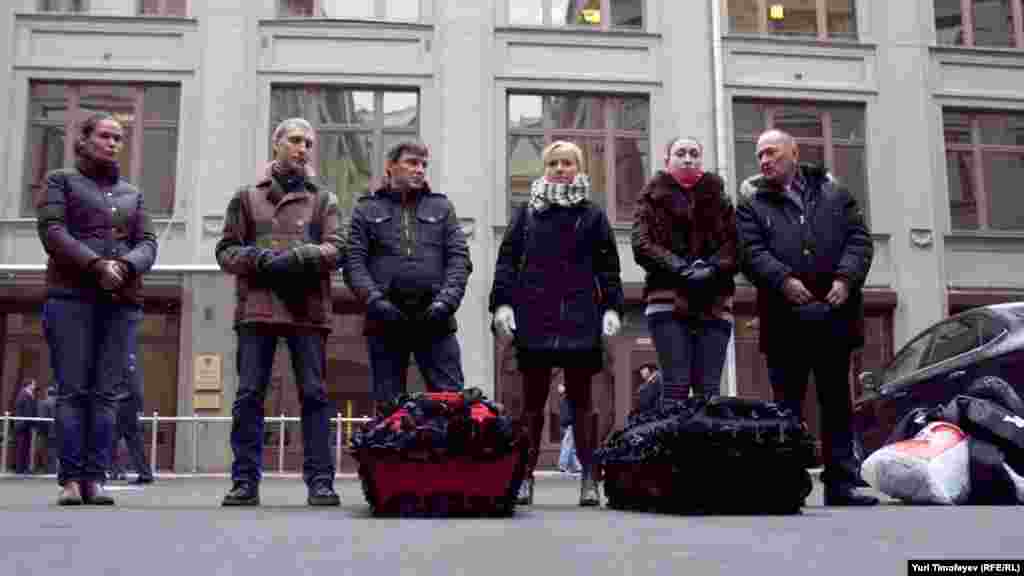 Не более пяти минут сотрудники Минздрава могли наблюдать акцию и слушать траурную музыку – приехавшие милиционеры задержали участников акции и оркестр. 