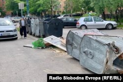 Prevrnuti kontejneri i smeće u jednoj sarajevskoj ulici, 26. maj 2025.