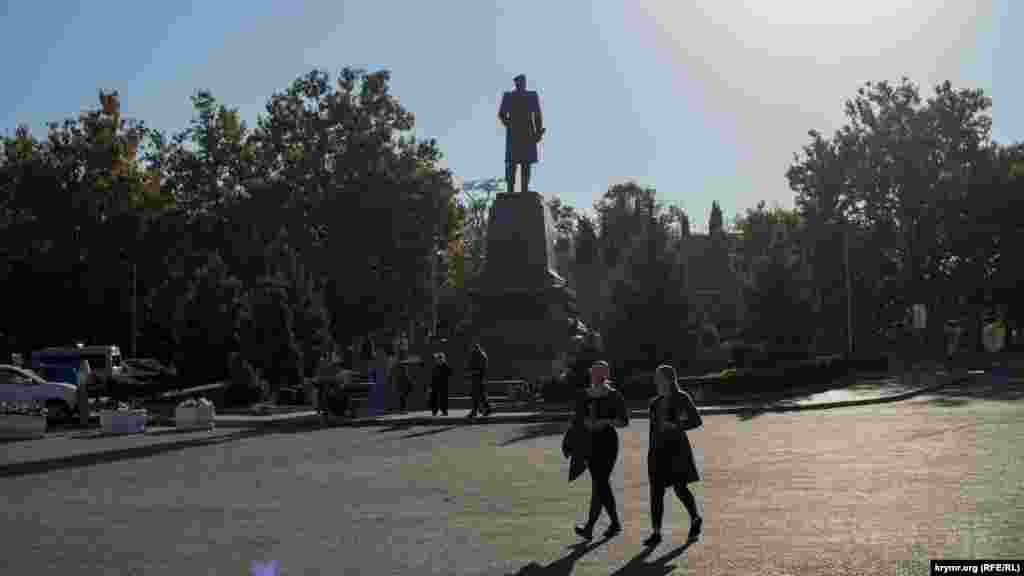 Неподалеку – известный частым гостям города памятник Нахимову 