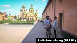 Рафаель Лусваргі (праворуч) і журналіст програми Донбас.Реалії 