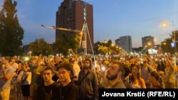 Demonstranti ćutanjem odaju počast žrtvama pada nadsterešnice na protestu u Novom Sadu, 5.9.2025.