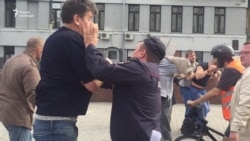 Как в России активисты SERB устраивают провокации на акциях протеста оппозиционеров (видео) Как в России активисты SERB устраивают провокации на акциях протеста оппозиционеров (видео)