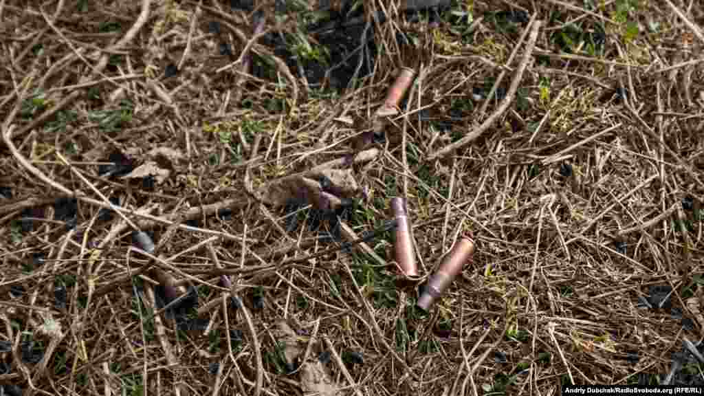 Стріляють тут часто. Скрізь по селу лежать гільзи, рештки  від боєприпасів та осколки мін і снарядів