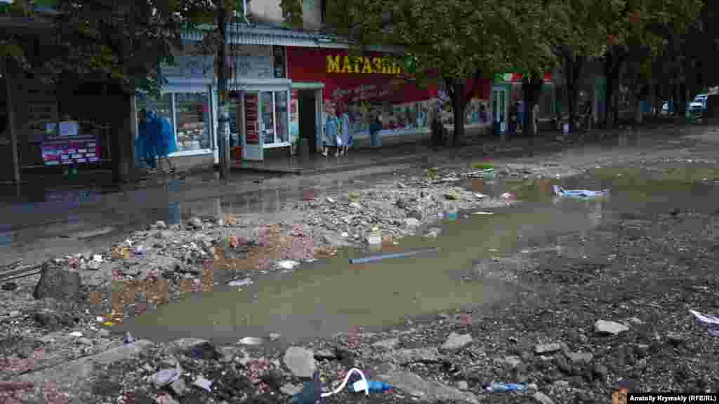 Большая лужа на месте демонтированного торгового центра «Куб»