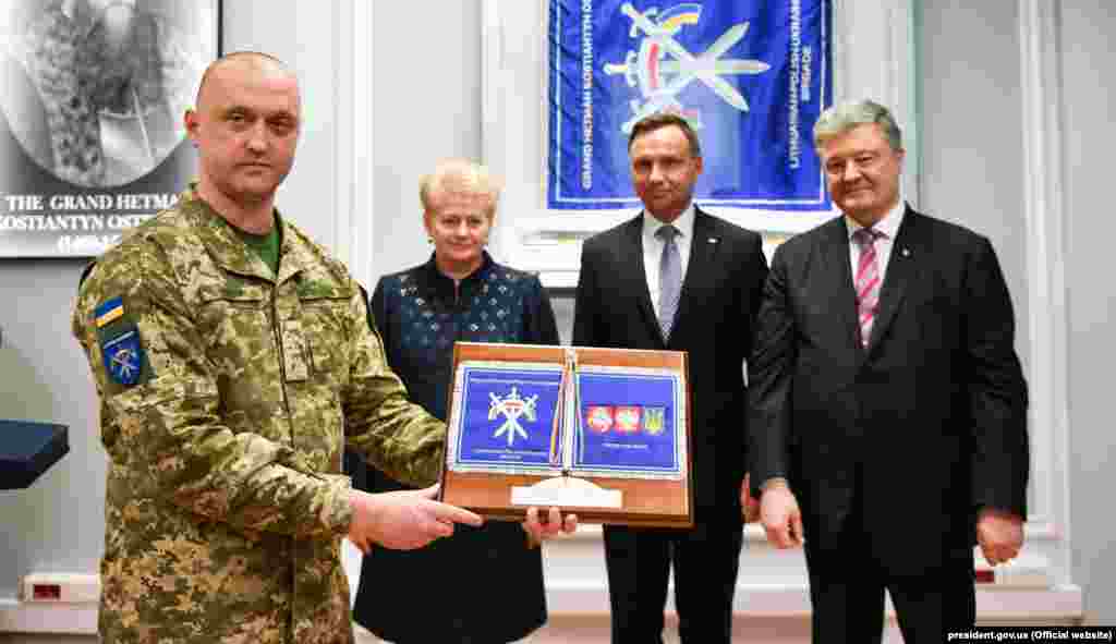 Справа наліво: президенти України, Польщі та Литви, Петро Порошенко, Анджей Дуда і Даля Ґрібаускайте. Цього дня вони зустрілися з особовим складом спільного українсько-польсько-литовського військового підрозділу «ЛитПолУкрбриг». Люблін, 22 лютого 2019 року. НА ЦЮ Ж ТЕМУ