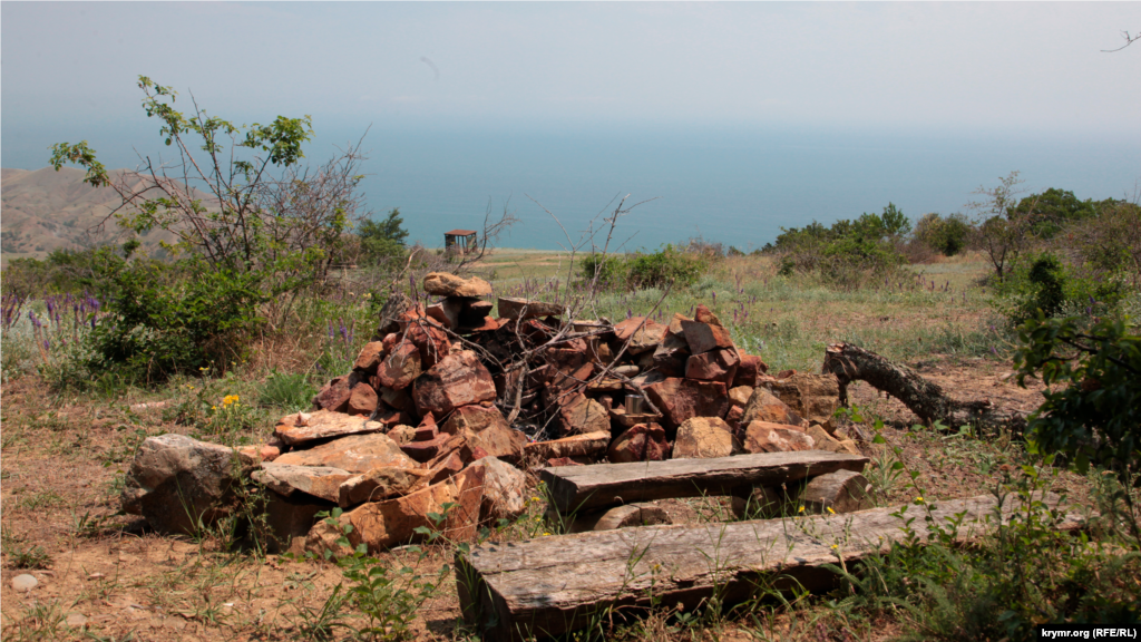 В самой бухте установка палаток разрешена, а вот на горе остановиться на ночлег уже не получится – охраняемая территория. За установленную палатку можно получить штраф до 5 тысяч рублей (около 1800 гривен). За розжиг костров штраф будет больше