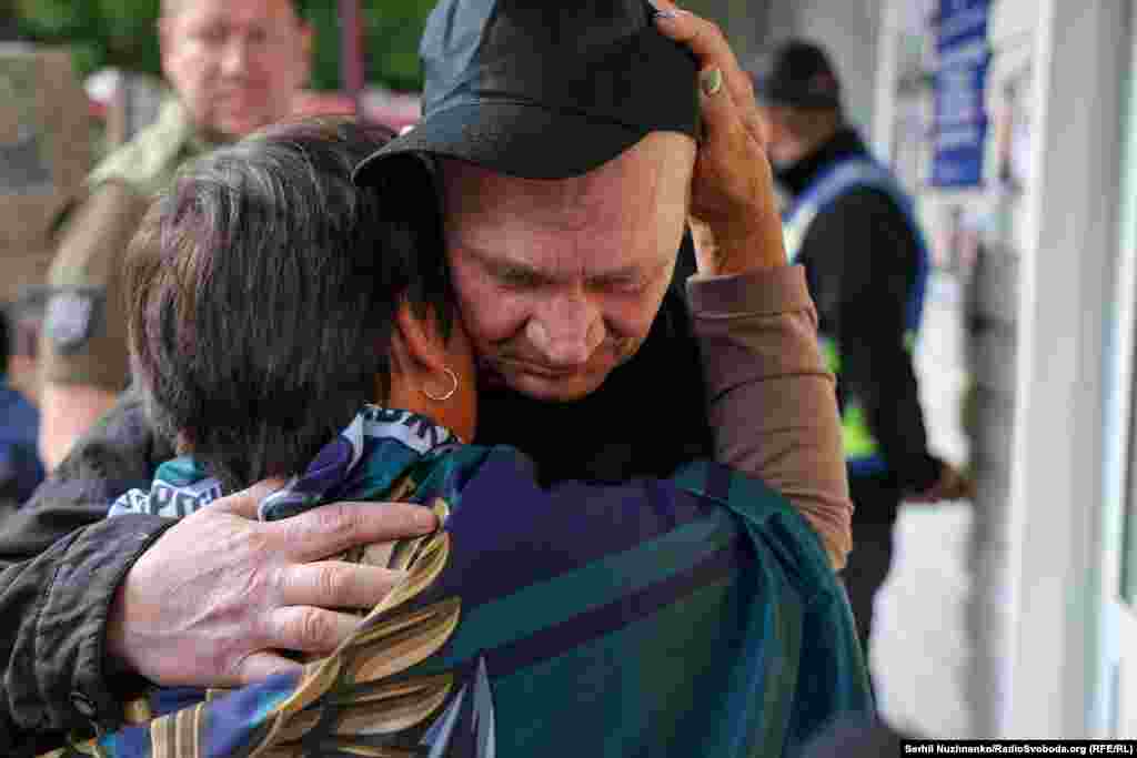 На цьому фото звільнений з полону український військовий Віктор обіймає дружину Світлану. Чоловік пробув у полоні понад три роки. Одразу після повернення захисник дізнався, що внука назвали на його честь