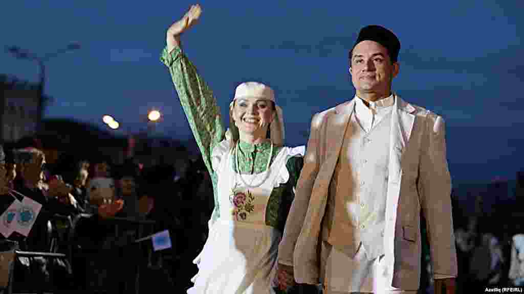 Камал театры каршында яңа сезон ачу тантанасы. Рамил Вәҗиев. 