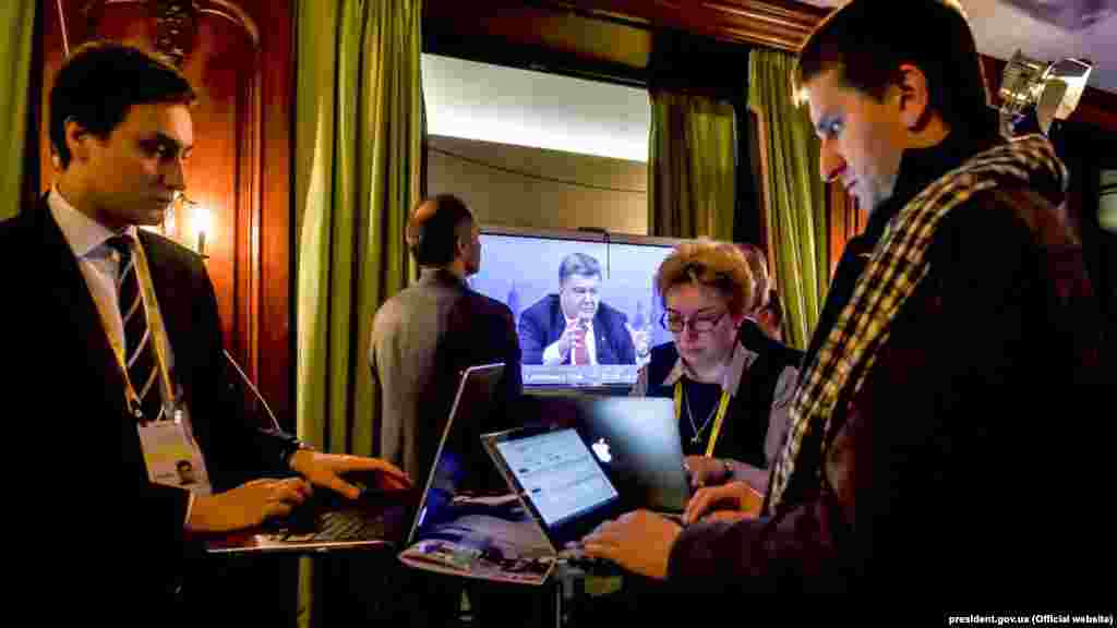 «Пане Путін, це Ваша агресія, а не громадянська війна в Україні. І це не громадянська війна в Криму, а ваші солдати, які окупували мою країну. І це не громадянська війна в Сирії, це ваше бомбардування цивільного населення в Сирії. І це демонстрація того, що ми живемо з Росією в паралельних світах», – Петро Порошенко. Прес-центр Мюнхенської конференції з питань безпеки. Мюнхен, Німеччина, 13 лютого 2016 року