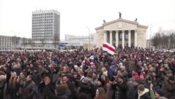 Білорусь: у Гомелі сотні людей протестували проти «податку на дармоїдство» (відео) Білорусь: у Гомелі сотні людей протестували проти «податку на дармоїдство» (відео)