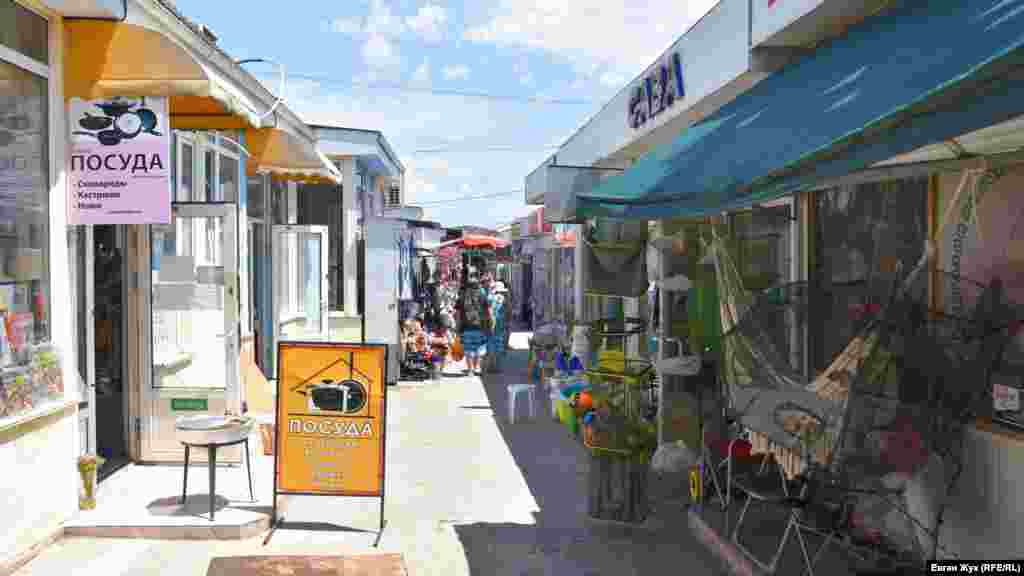 Ряды «Привоза», где торгуют хозяйственными товарами