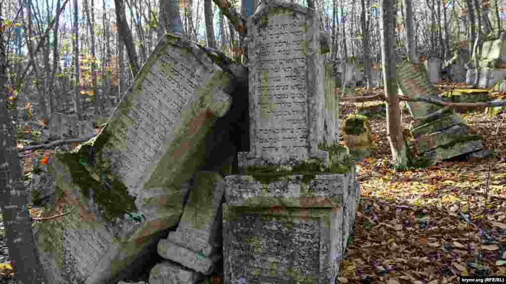 Другая святыня караимов – родовое кладбище Балта Тиймез, которое находится в дубовой роще. Название кладбища переводится с тюркского как «топор не тронет». Это связано с особым отношением караимов к дубу – это дерево для них священно, и рубить его запрещено. Здесь сохранилось с десяток древних дубов