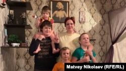 Ирина Дмитриева с детьми