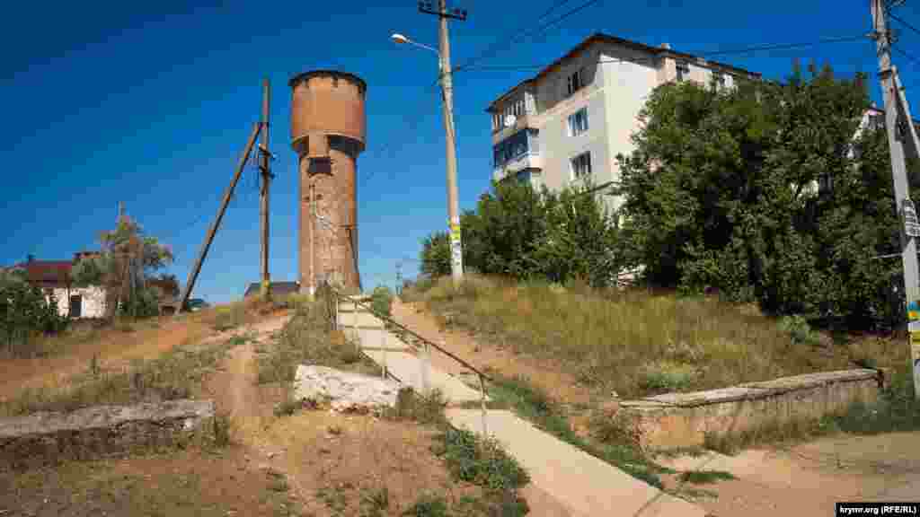 Единственная функционирующая в селе водонапорная башня обслуживает многоквартирные дома. Две другие не работают, в том числе в Богдановке, что когда-то была селом, а теперь – массив Мирного. В начале прошлого месяца там объявили режим ЧС из-за полного пересыхания артезианской скважины