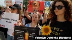 30 июл, Киев. Хешовандони ҳомиёни корхонаи Азовстал ва ҳам корхонаи пӯлодгудозӣ дар Мариупол баъди мушакборони зиндони Оленевка раҳпаймоӣ ташкил карданд. Бовар меравад, ки дар зиндони шаҳраки воқеъ дар шарқи Украина русҳо асирони украинии ҷангро мушакборон карданд