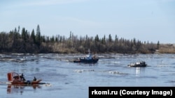 Остатки нефтесодержащей жидкости убирают с поверхности реки в Коми