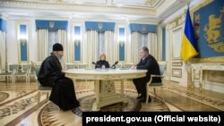 Президент України Петро Порошенко (праворуч) під час зустрічі з керівником УПЦ (Московського патріархату) Онуфрієм щодо питання звільнення українських полонених, яких утримують російські гідридні сили на окупованій частині Донбасу, а також українців-політв’янів на території Росії та в окупованому Криму. Київ, 20 січня 2018 року