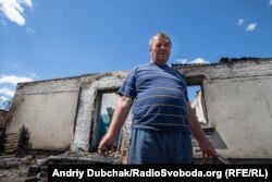 Віктор біля своєї згорілої садиби