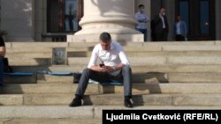 Boško Obradović na stepeništu Skupštine Srbije tokom štrajka glađu, 10. maj 2020.
