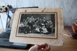 Науковці намагаються з'ясувати, хто зображений на цій світлині, і як склалась доля цих дітей