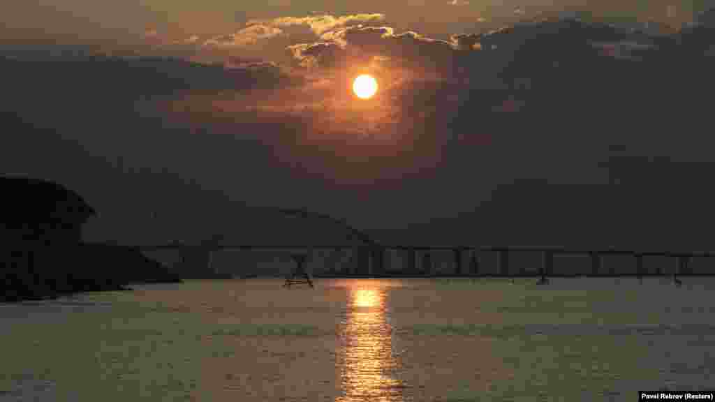 Построить мост обещали к 2018 году, сдать в эксплуатацию – летом 2019-го. На сегодняшний день асфальт автомобильной части моста положили на 80 процентов, отчитались строители, с берега отчетливо видна завершенная арочная конструкция