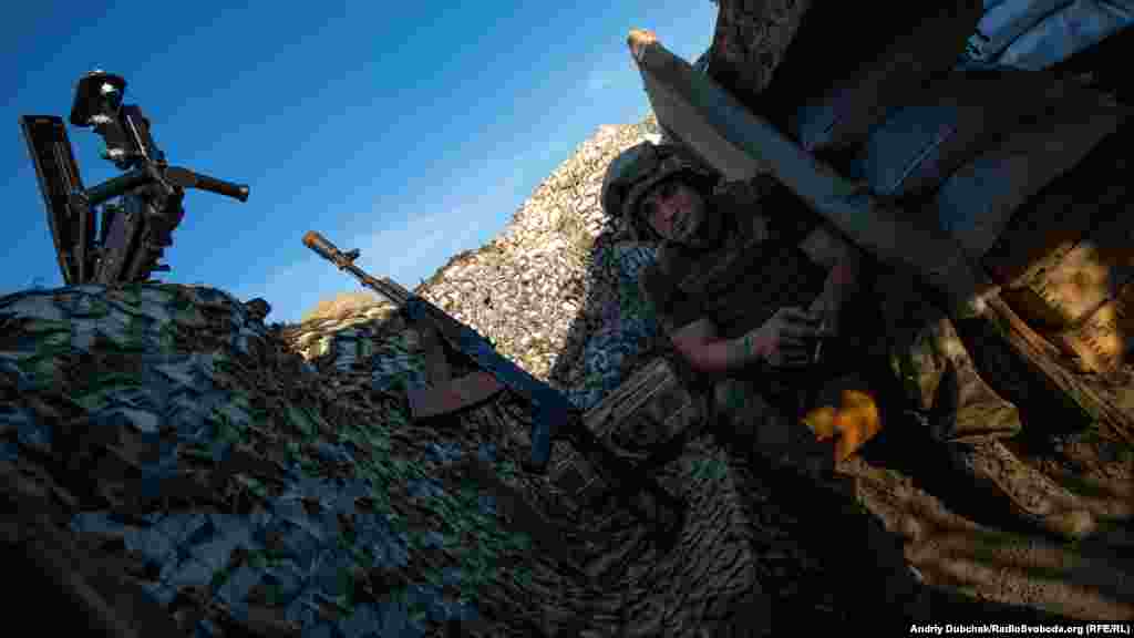 Матрос із позивним «Рембо» заступає на бойове чергування. Сидимо, розмовляємо. Хлопець каже, що поки Чемпіонат світу з футболу триває у Росії, російські гібридні сили не надто активні. Припускає, що ймовірно надійшла команда їм «зверху», аби мінімізувати вогневий контакт