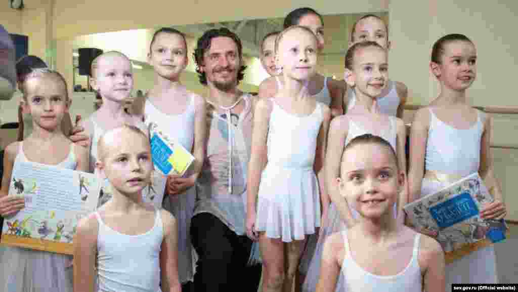 Хореограф и артист балета Сергей Полунин с юными балеринами во время открытия Академии хореографии в Севастополе 25 декабря. В конце ноября 2018 года Полунин сообщил, что получил гражданство России. Он неоднократно высказывался в поддержку политики российского президента Владимира Путина