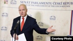 «Ми можемо вже домовлятися про санкції, і ми маємо бути готовими ввести їх ще до того, як конфлікт почнеться», – заявив голова комітету закордонних справ Сенату Чехії