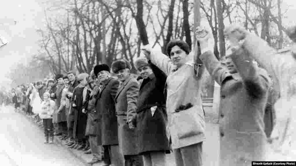 После проведения «Живой цепи» в Киеве, Житомире, Львове и Ивано-Франковске состоялись митинги-молебны