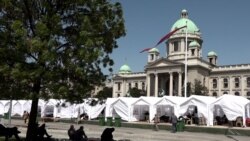Beli šatori ispred Skupštine Srbije: Ko ih je postavio i zašto?