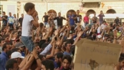 У вокзала Будапешта второй день протестуют мигранты У вокзала Будапешта второй день протестуют мигранты