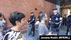 "Pokazao sam im link do svoje (web) stranice na Filozofskom fakultetu kako bi utvrdili moj identitet", kazao je profesor.