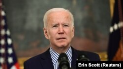 Підписуючи документ в Овальному кабінеті, Байден назвав його «історичним» і таким, що допоможе простим американцям відновитися після спричиненої коронавірусом кризи