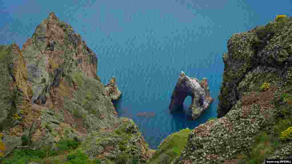 Золотые Ворота или Шайтан-Капу – символ Карадагского заповедника