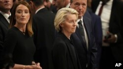 Решту коштів голова Єврокомісії Урсула фон дер Ляєн (на фото в центрі) запропонувала отримати від Європейського інвестиційного банку, приватних інвесторів і підвищення витрат країн-членів ЄС на оборону