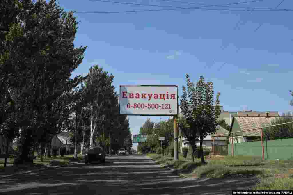 На вулицях Покровська – великі банери з контактами для евакуації, більшість містян дослухались до закликів влади й виїхали. Покровськ, Донецька область, вересень 2024 року