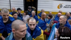 Foști prizonieri de război ucraineni se întorc după un schimb de prizonieri, în contextul atacului Rusiei asupra Ucrainei, într-o locație nedeclarată din Ucraina.