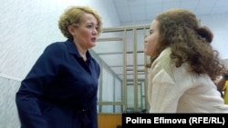 Анастасия Шевченко и её дочь Влада в зале суда