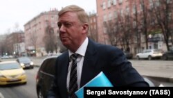 Чубайс у входа в зал суда, где рассматривается дело Меламеда