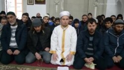 Мусульмане Евпатории обратились к Аксенову с просьбой прекратить бесчинства (видео) Мусульмане Евпатории обратились к Аксенову с просьбой прекратить бесчинства (видео)