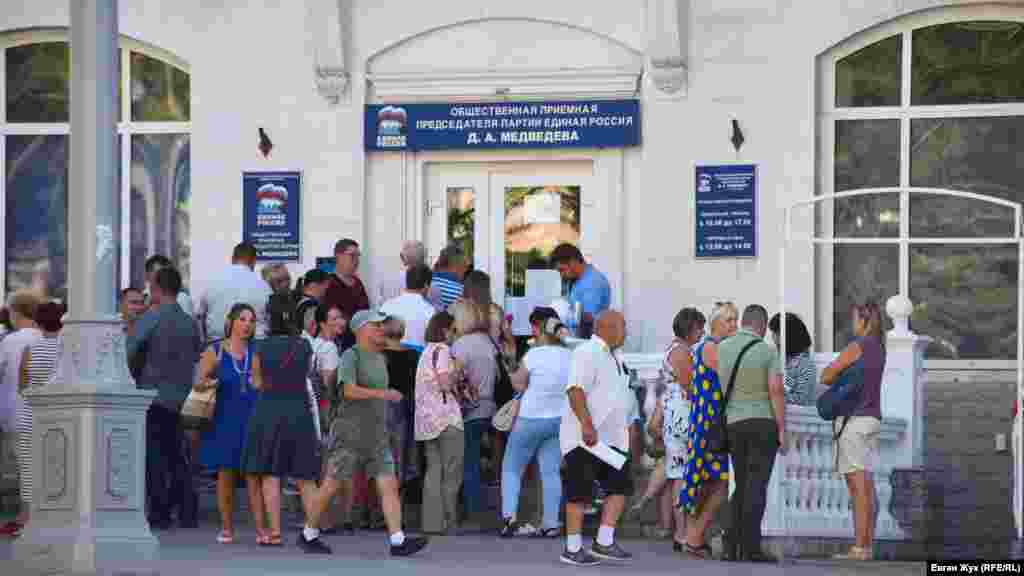 Севастопольцы пытались попасть на прием к врио российского главы города Михаилу Развожаеву, который он проводил в городской общественной приемной председателя партии «Единая Россия» Дмитрия Медведева