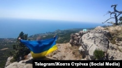 Поднятие украинского флага на горе Шаан-Кая возле Алупки, Крым. Акция движения сопротивления «Желтая лента» (иллюстративное фото)