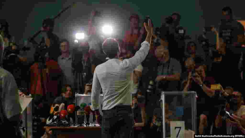 Голова партії «Голос» Святослав Вакарчук на виборчій дільниці під час виборів парламенту в Києві