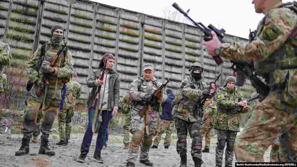 Інструктаж щодо поводження зі зброєю. Проте на восьмому році війни так і не ухвалений закон про тероборону. Від 2014 року, до Верховної Ради було подано сім законопроєктів, щоб створити дієву систему тероборони. Останній документ розробляли військові, експерти разом із громадськими організаціями. Однак жоден із законопроєктів так і не став законом