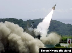 Армия Тайваня запускает ракету HAWK американского производства.